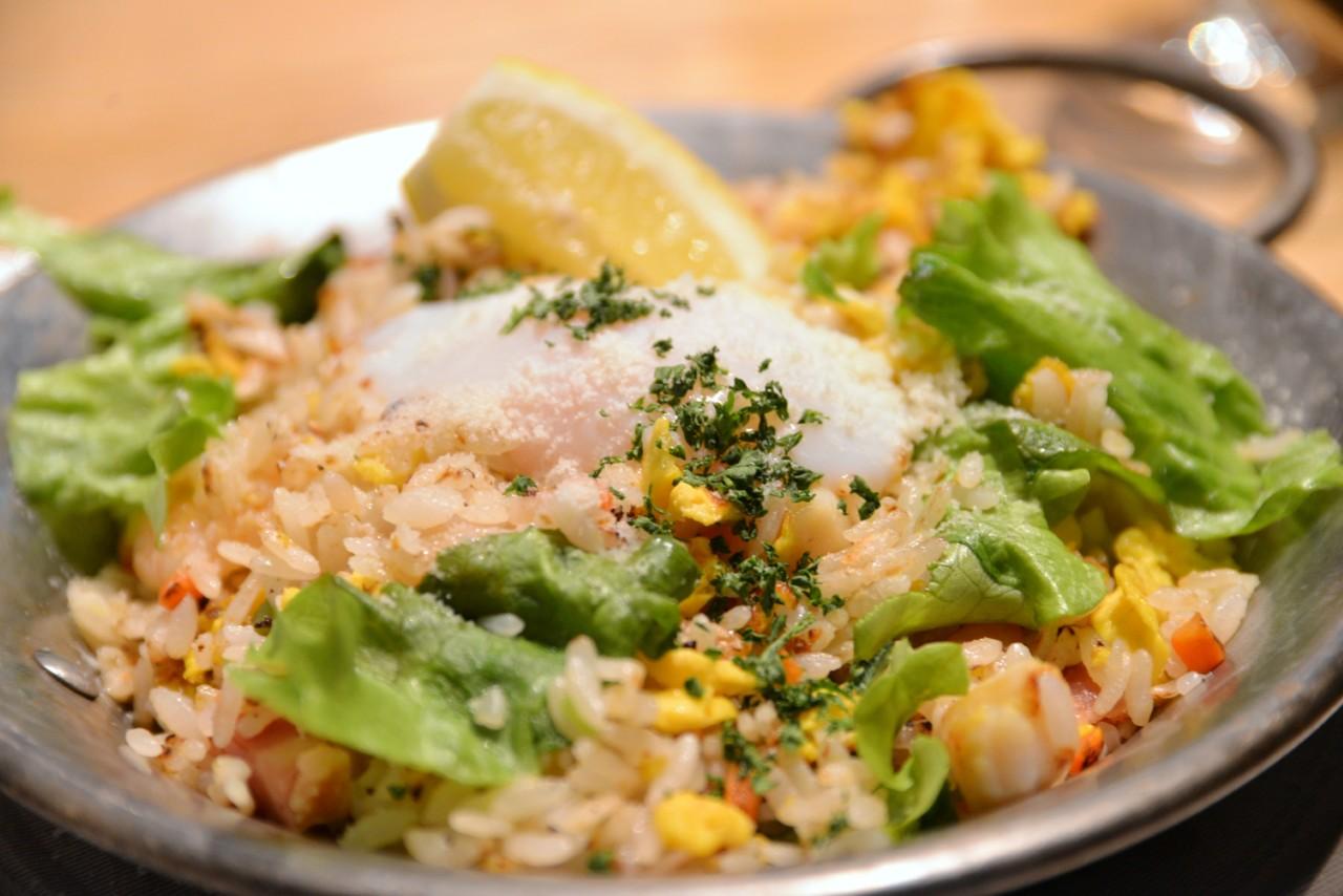 画像: 海老とレタスのピラフ 鉄板焼き温泉卵のせ 1,540円