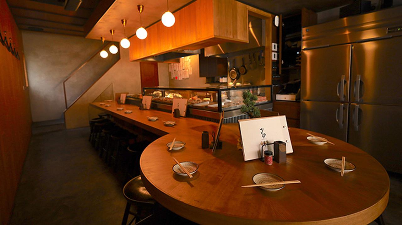 画像: カウンター席（奥）と丸いテーブル席（手前）