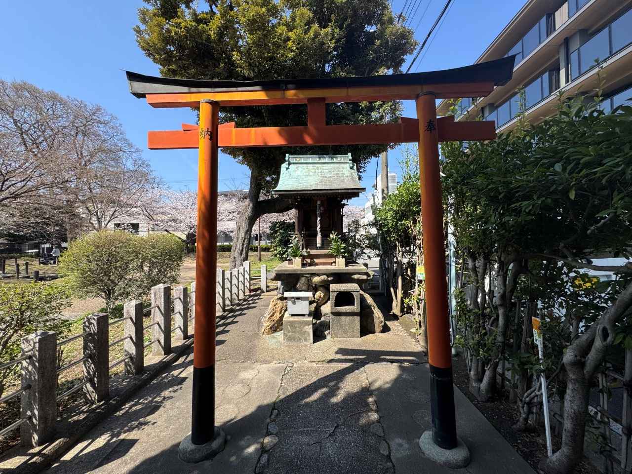 画像: 鵺大明神を祀る社