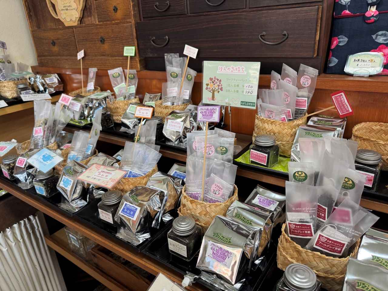画像1: 【東山】京都らしいオリジナルブレンドが充実。舞妓さん発案の茶葉も揃う「京都紅茶倶楽部」