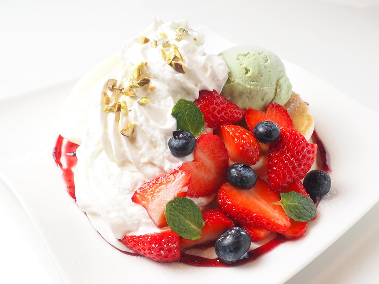 画像: ダブルベリーとピスタチオのパンケーキ1,760円