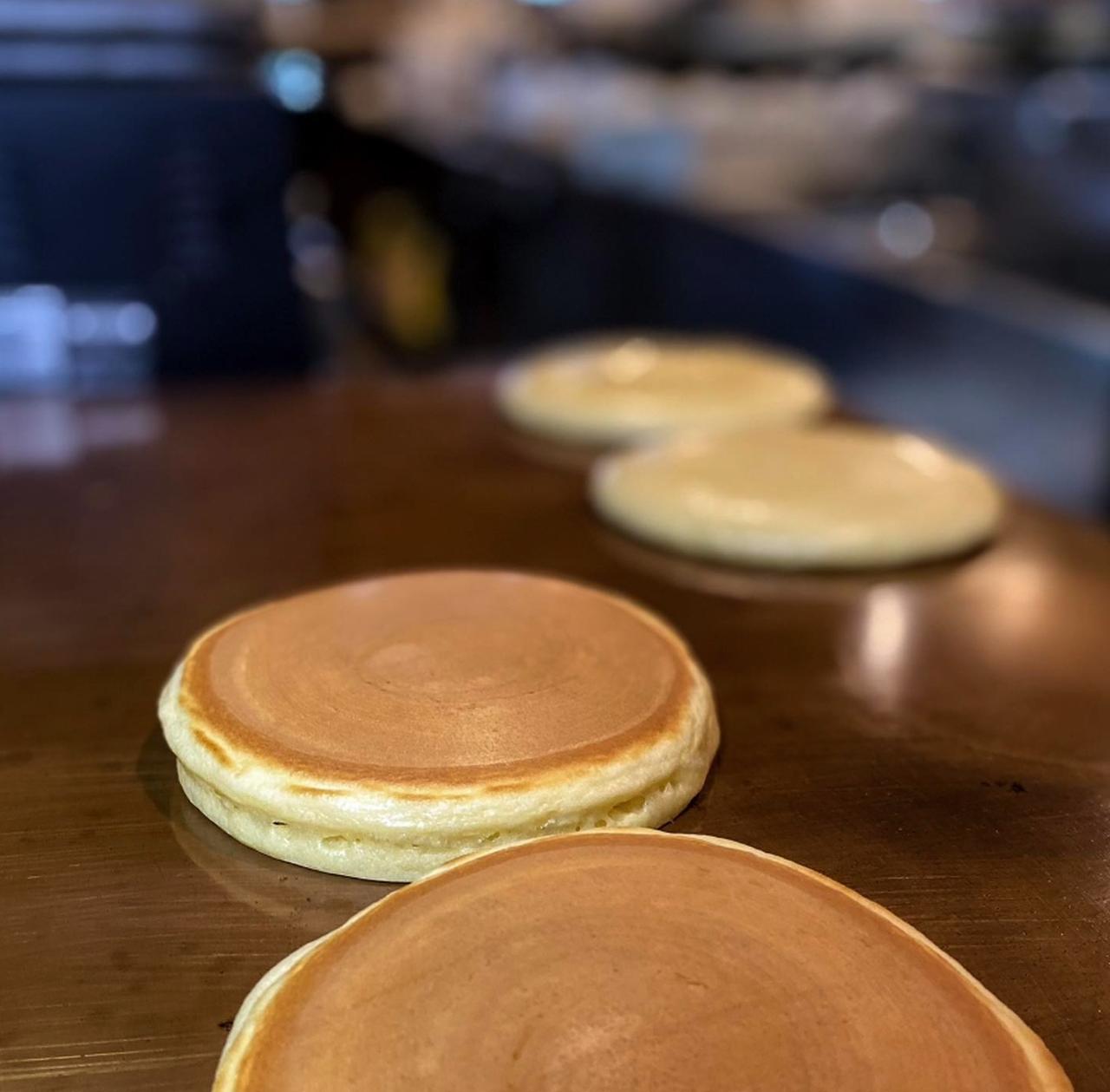 画像2: 丸福珈琲店 THE COFFEE PARLOUR グラングリーン大阪店｜銅板焼きのサクふわ生地が濃厚なコーヒーとベストマッチ