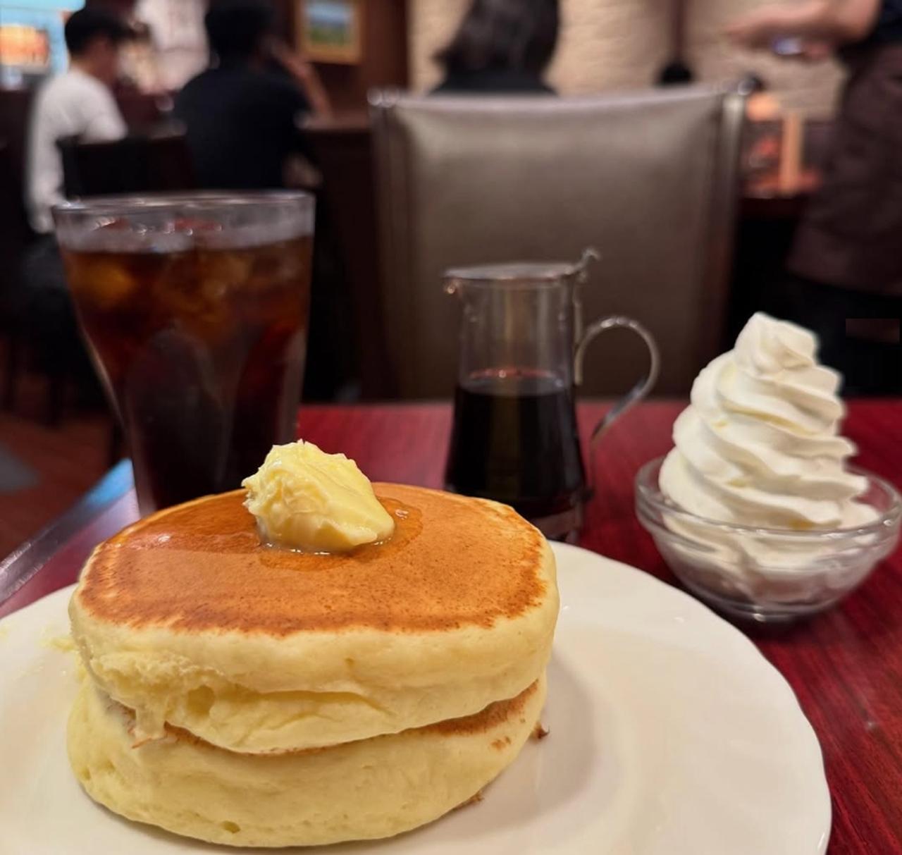 画像: ホットケーキセット（コーヒーor紅茶）1,155円、ホイップクリーム追加（＋220円）