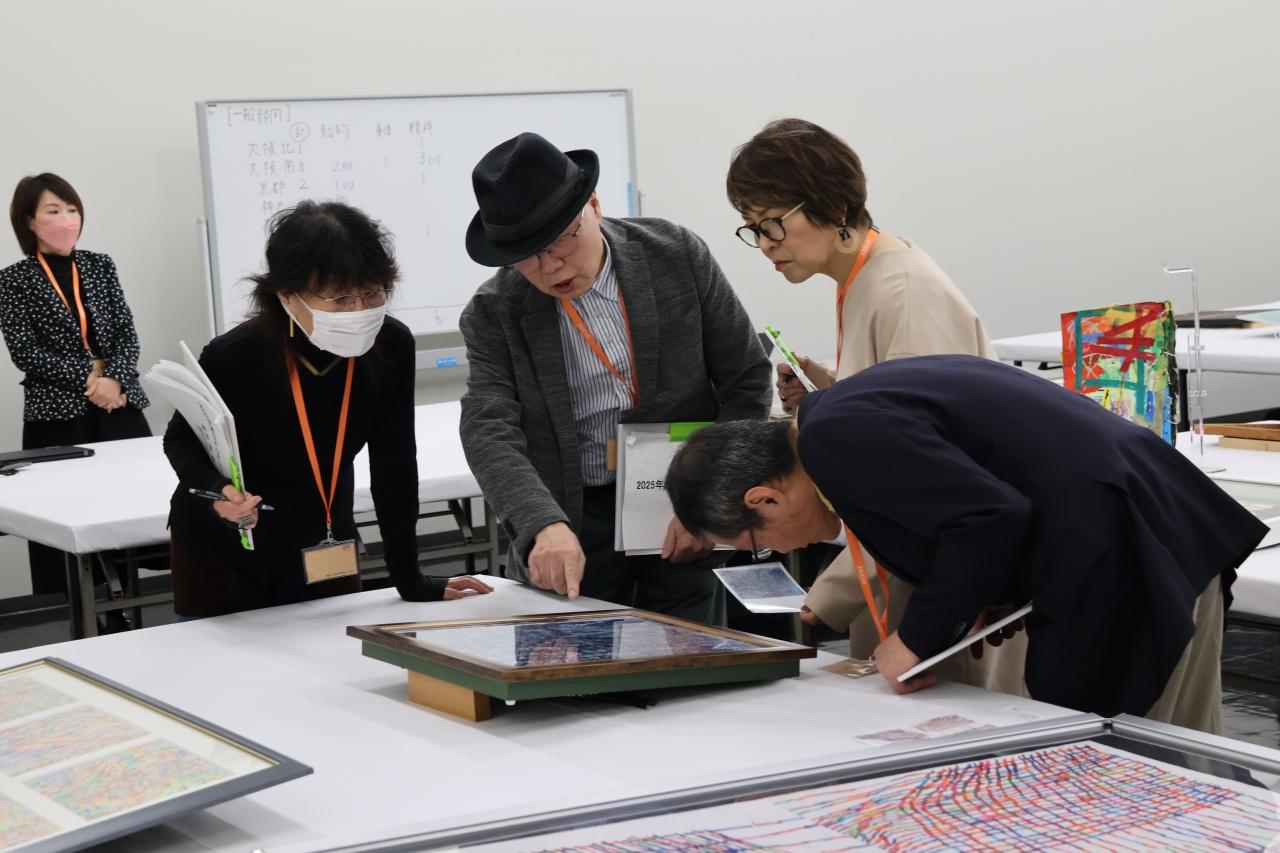 画像: 芸術に造詣の深い審査員がすべての作品を審査しています