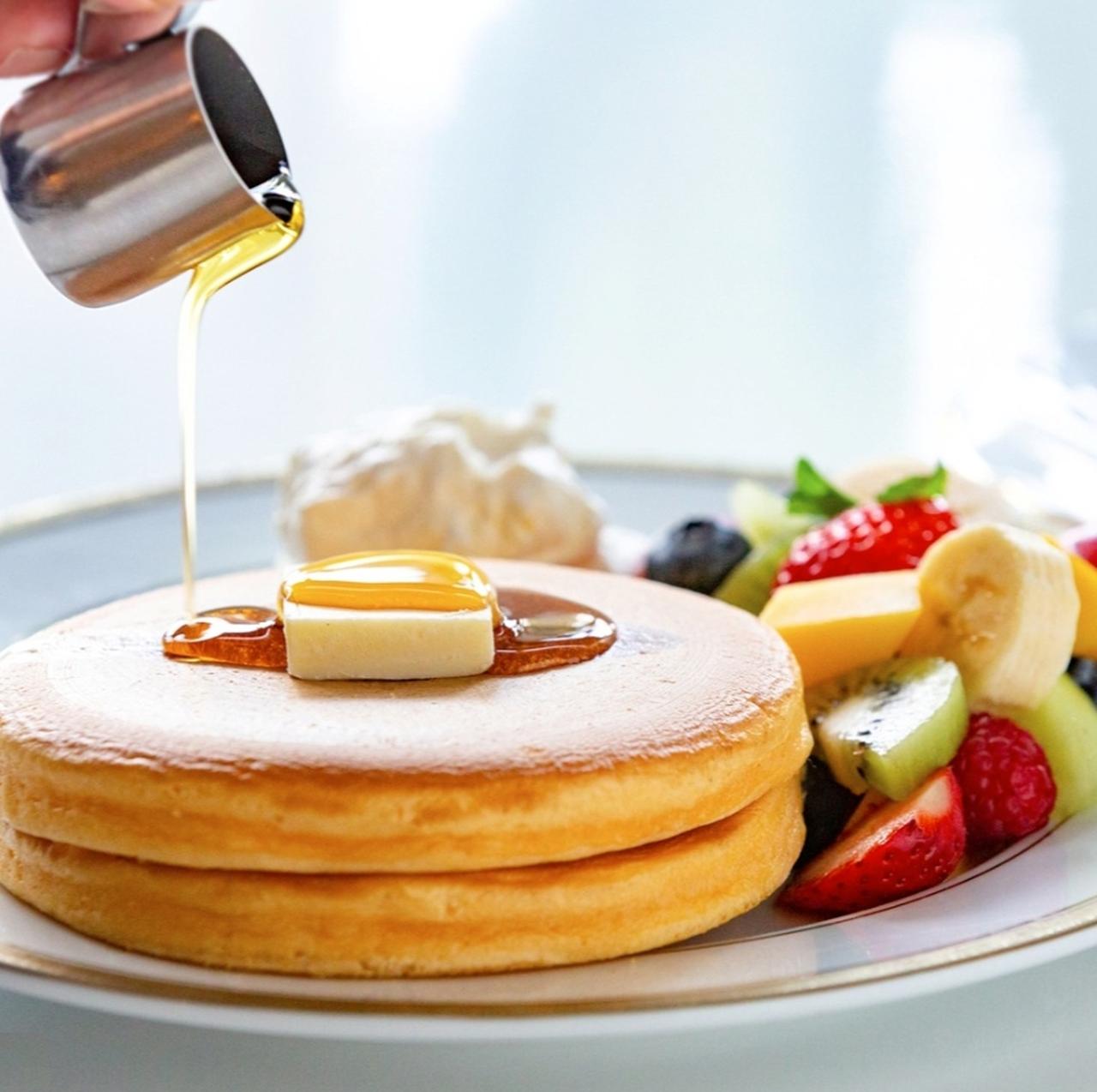 画像: ホットケーキ 季節のフルーツ添え 1,930円