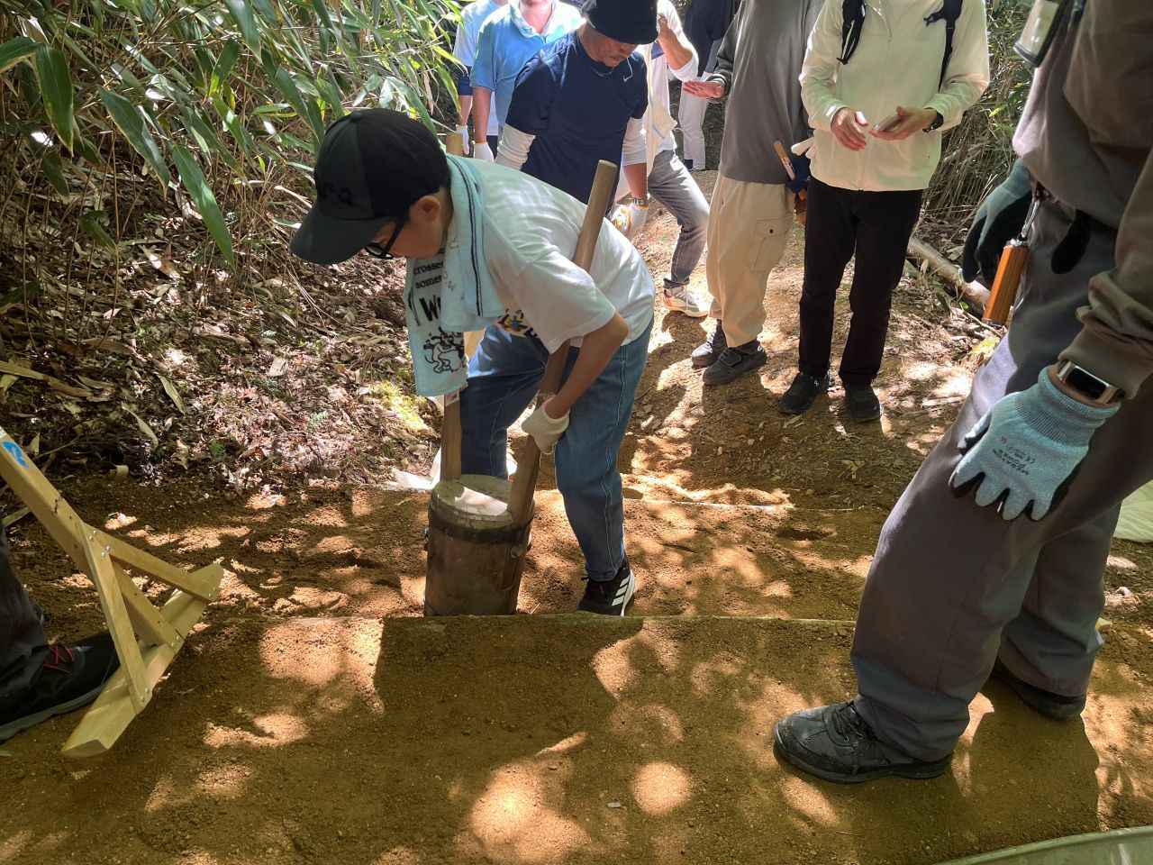 画像: 紀伊山地の参詣道を維持・修復するプログラム「道普請ウォーク」の様子