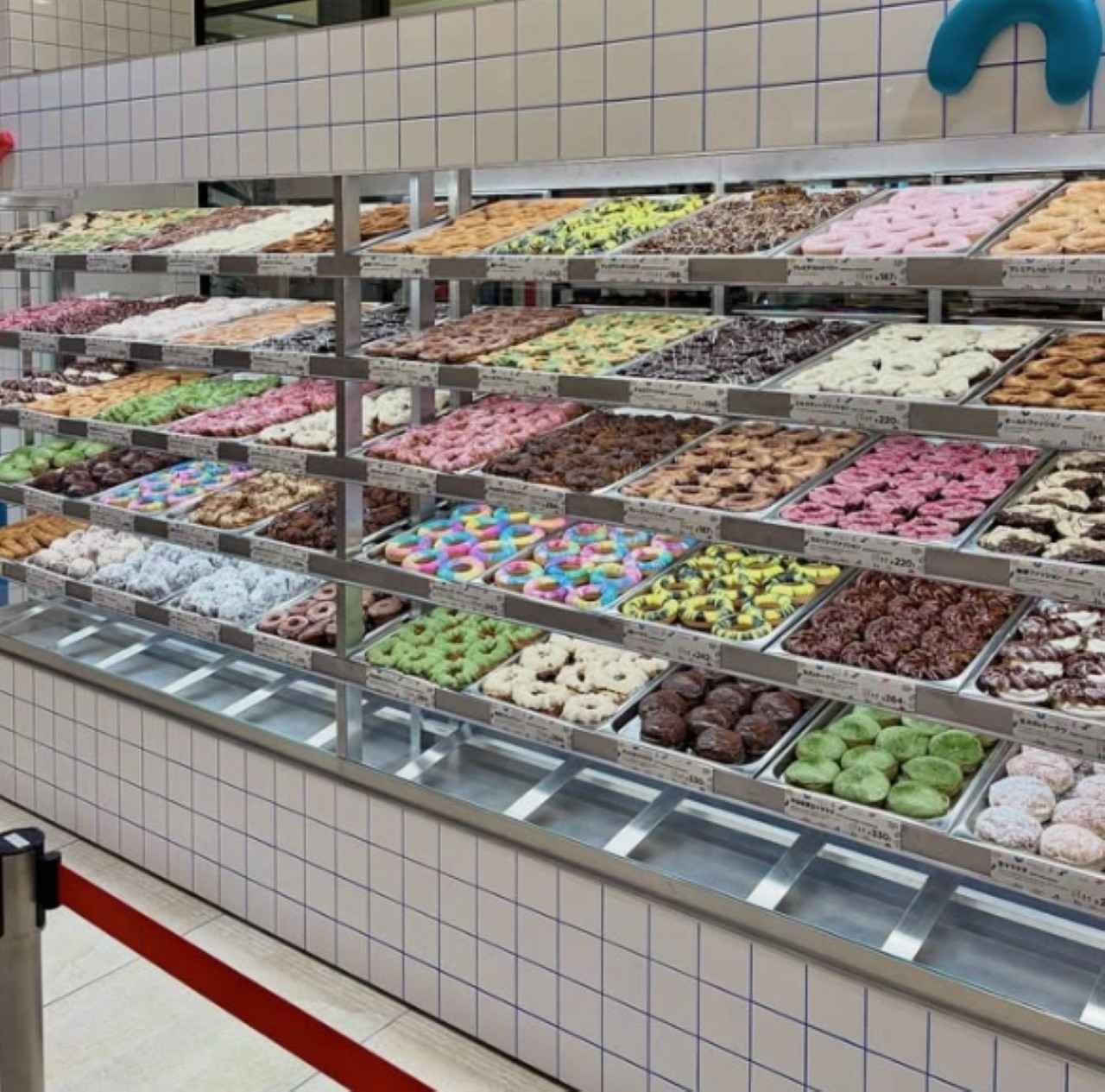 画像2: 30種類以上のラインナップから選ぶのが楽しい「JACK IN THE DONUTS 阪神梅田本店」