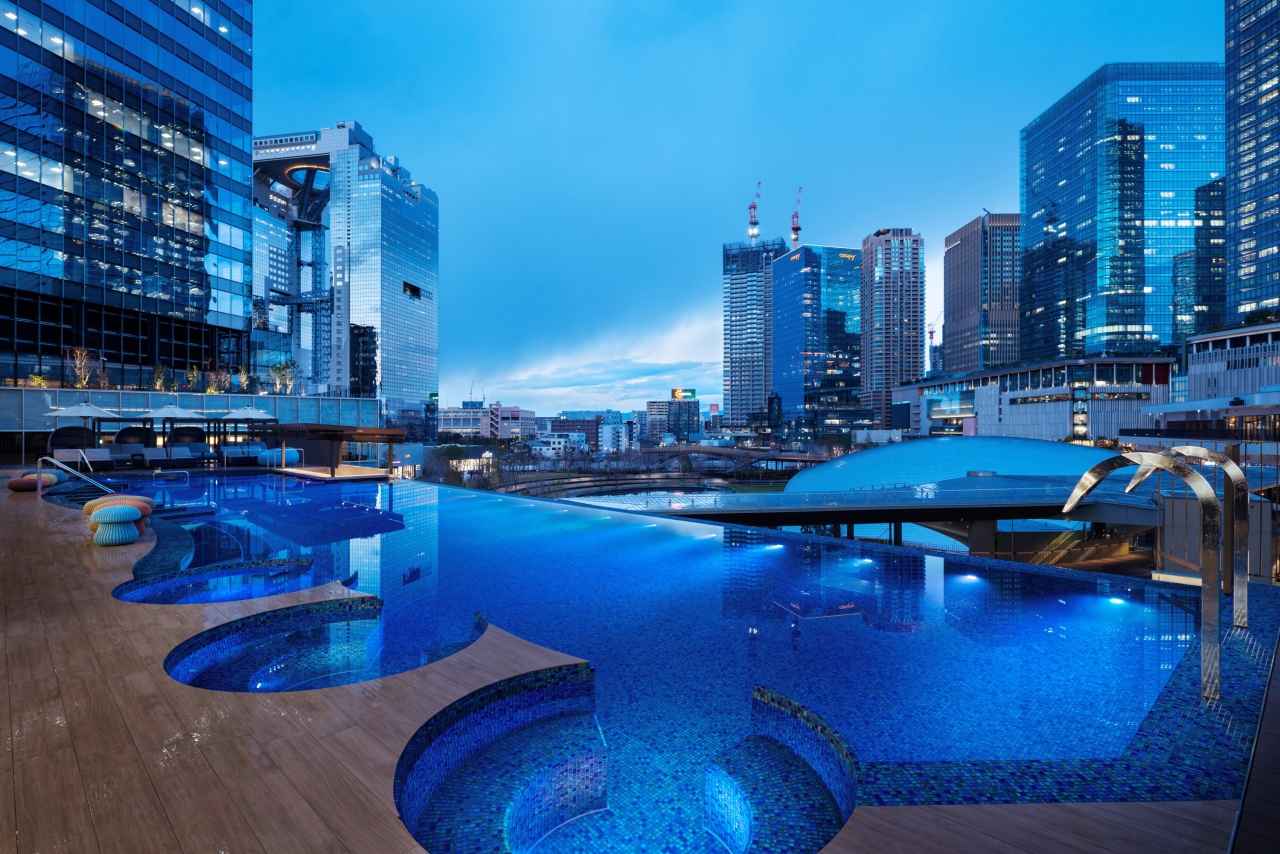 画像: 屋外温水インフィニティプール