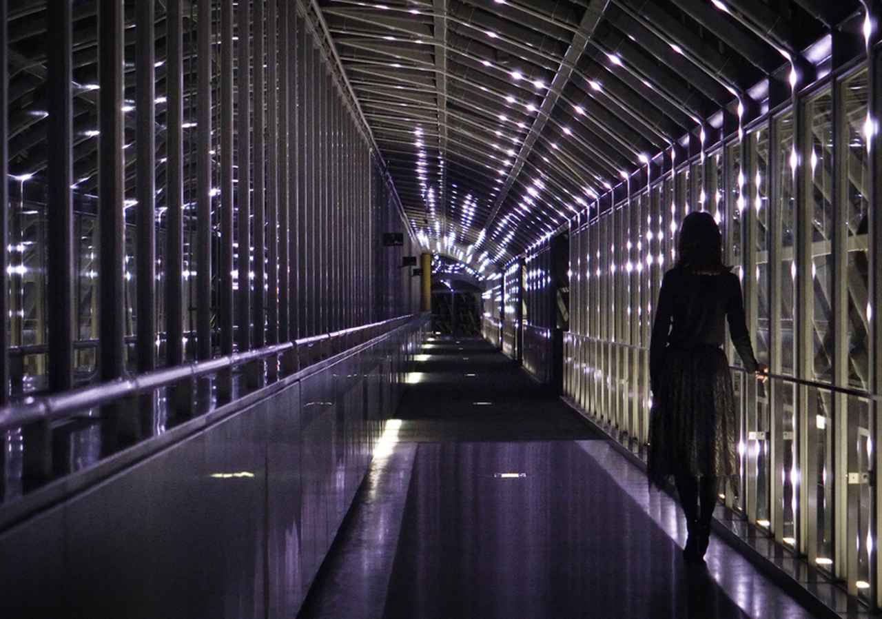 画像1: 【京都駅】京都駅ビル 空中径路Skyway｜鮮やかな光のトンネルはフォトスポットにも最適