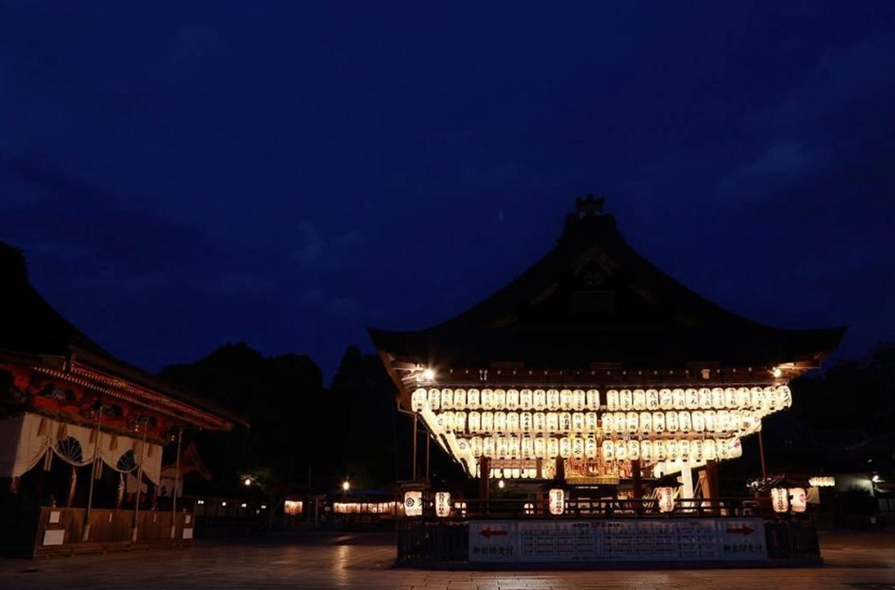 画像1: 八坂神社｜100基の提灯が灯る、祇園のシンボル