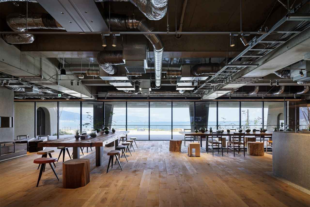 画像: ©︎Nacása & Partners 琵琶湖の畔にカフェがあり、琵琶湖を一望できる