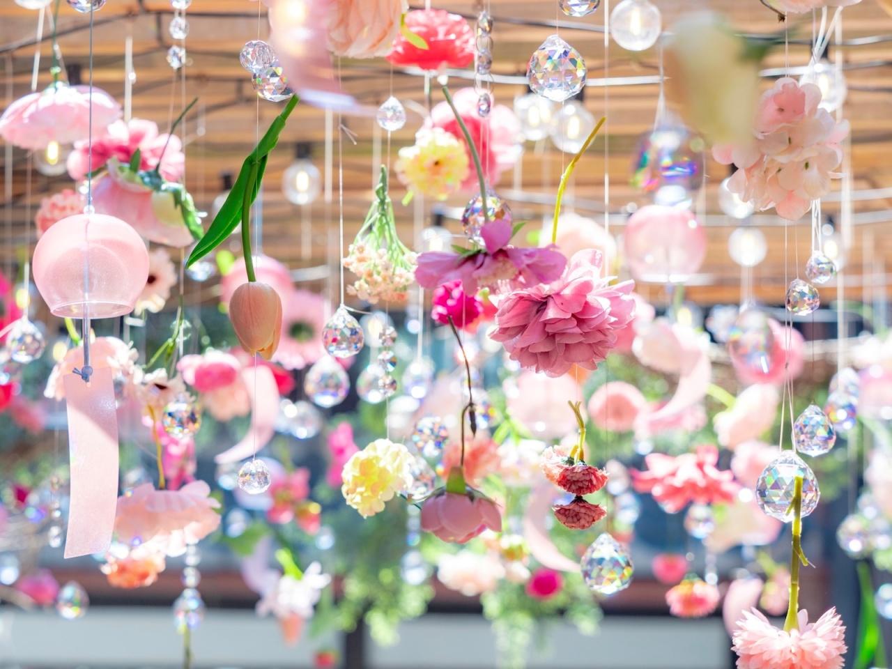 画像: 「花降る小径」では、ガラスのインスタレーション作品が飾られている