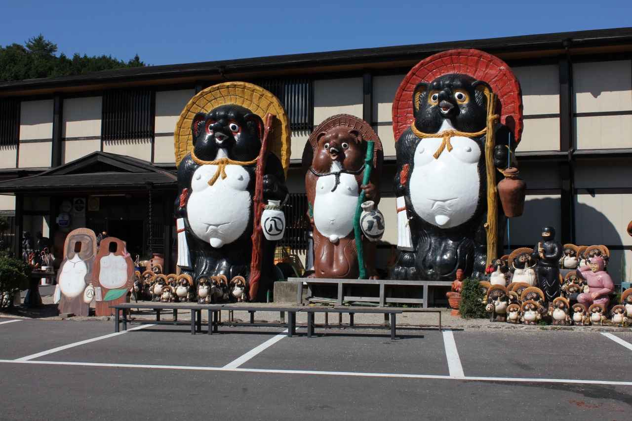 画像: 【甲賀】信楽陶苑 たぬき村｜日本一大きなたぬきがお出迎え。陶芸体験でたぬきづくりも