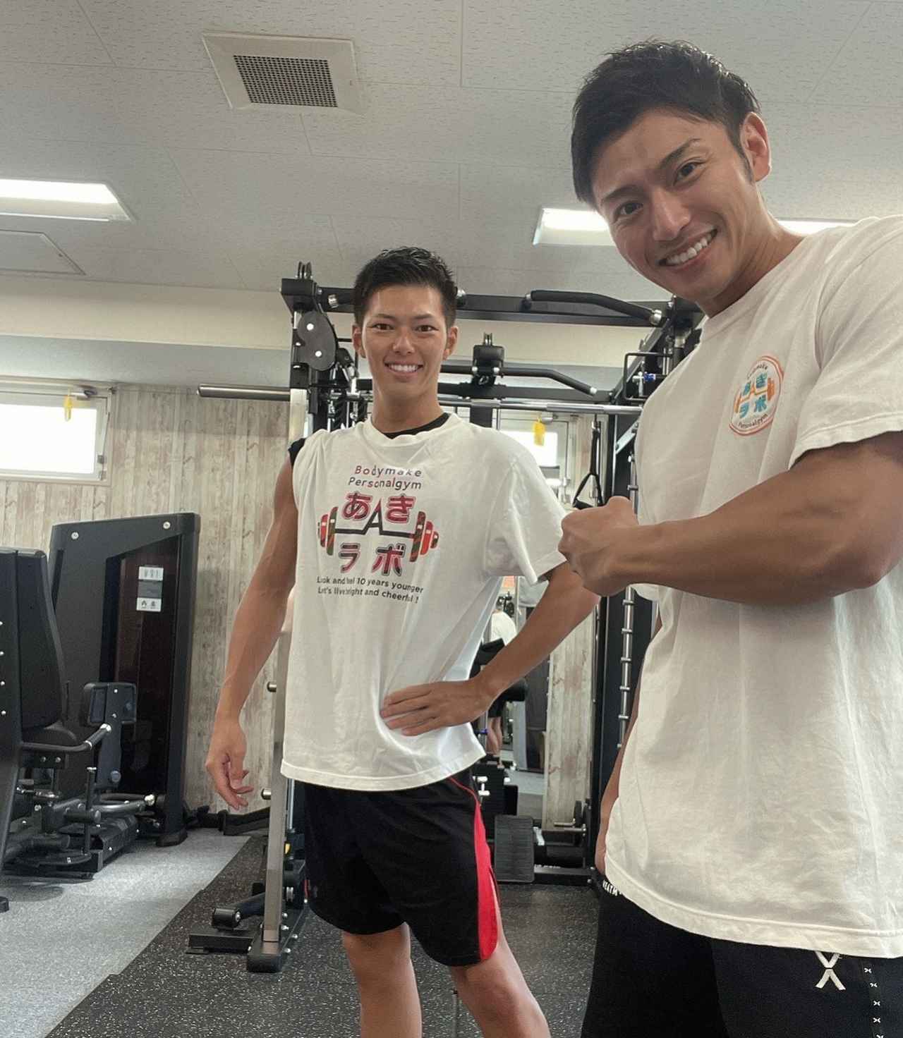 画像: ボディメイクに打ち込んでいた当時の吉松さん。トレーナーとともにトレーニングに励んでいた。