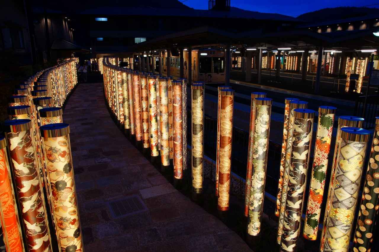 画像1: 【嵐山】キモノフォレスト｜嵐山散策のついでに。幻想的な京友禅の光柱アートを体感する