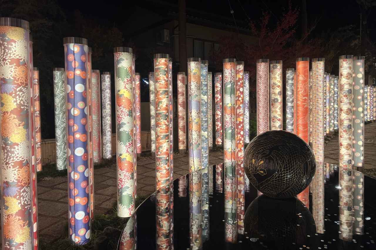 画像3: 【嵐山】キモノフォレスト｜嵐山散策のついでに。幻想的な京友禅の光柱アートを体感する