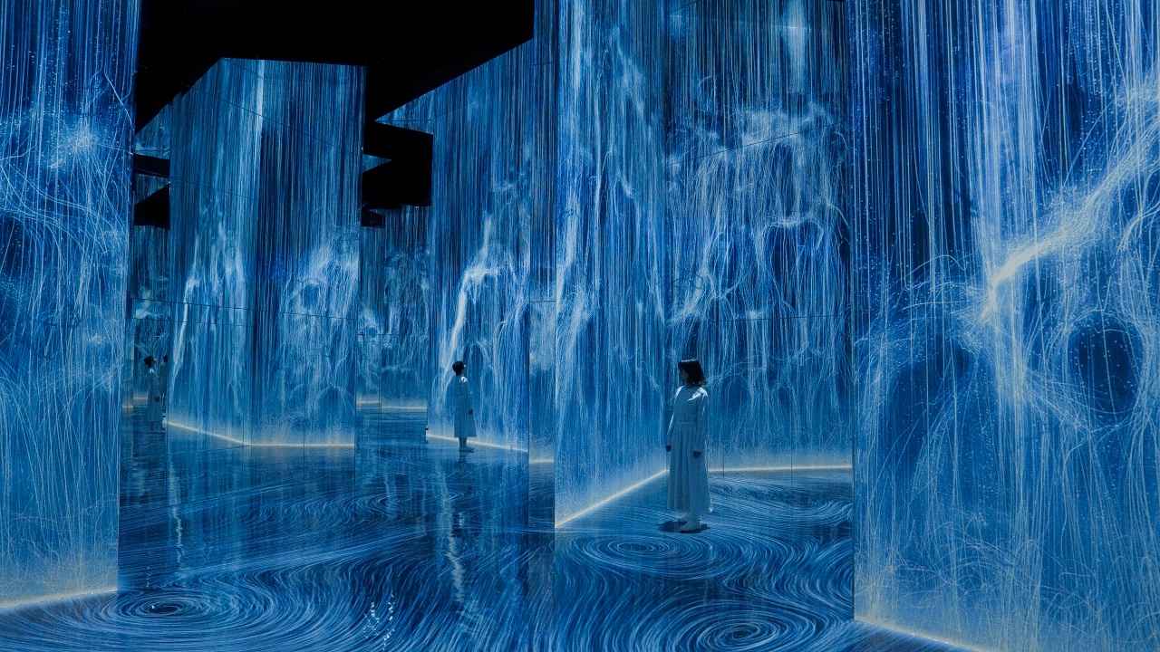 画像: チームラボ《憑依する滝》© チームラボ teamLab, Universe of Water Particles © teamLab