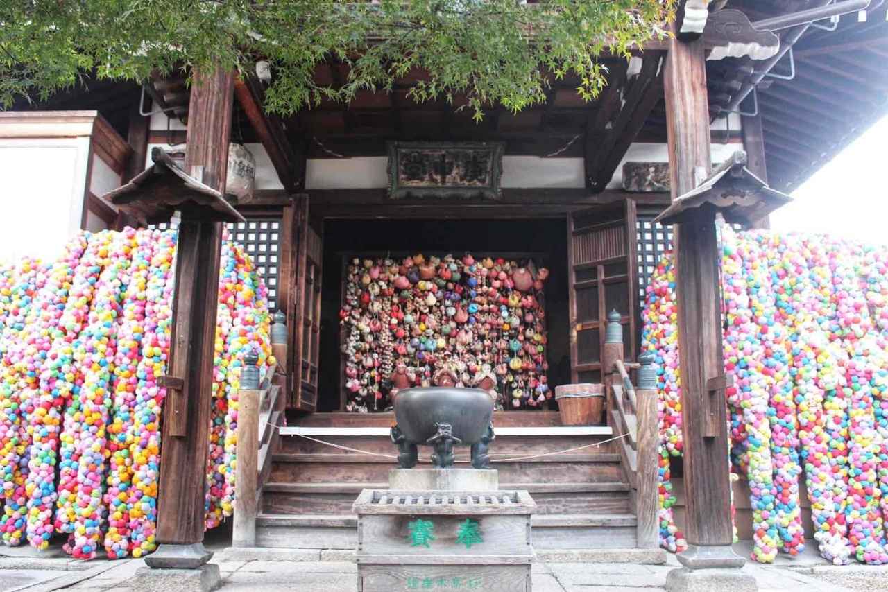 画像: 【東山】八坂庚申堂｜SNS映えするカラフルな境内でお守り「くくり猿」に願う