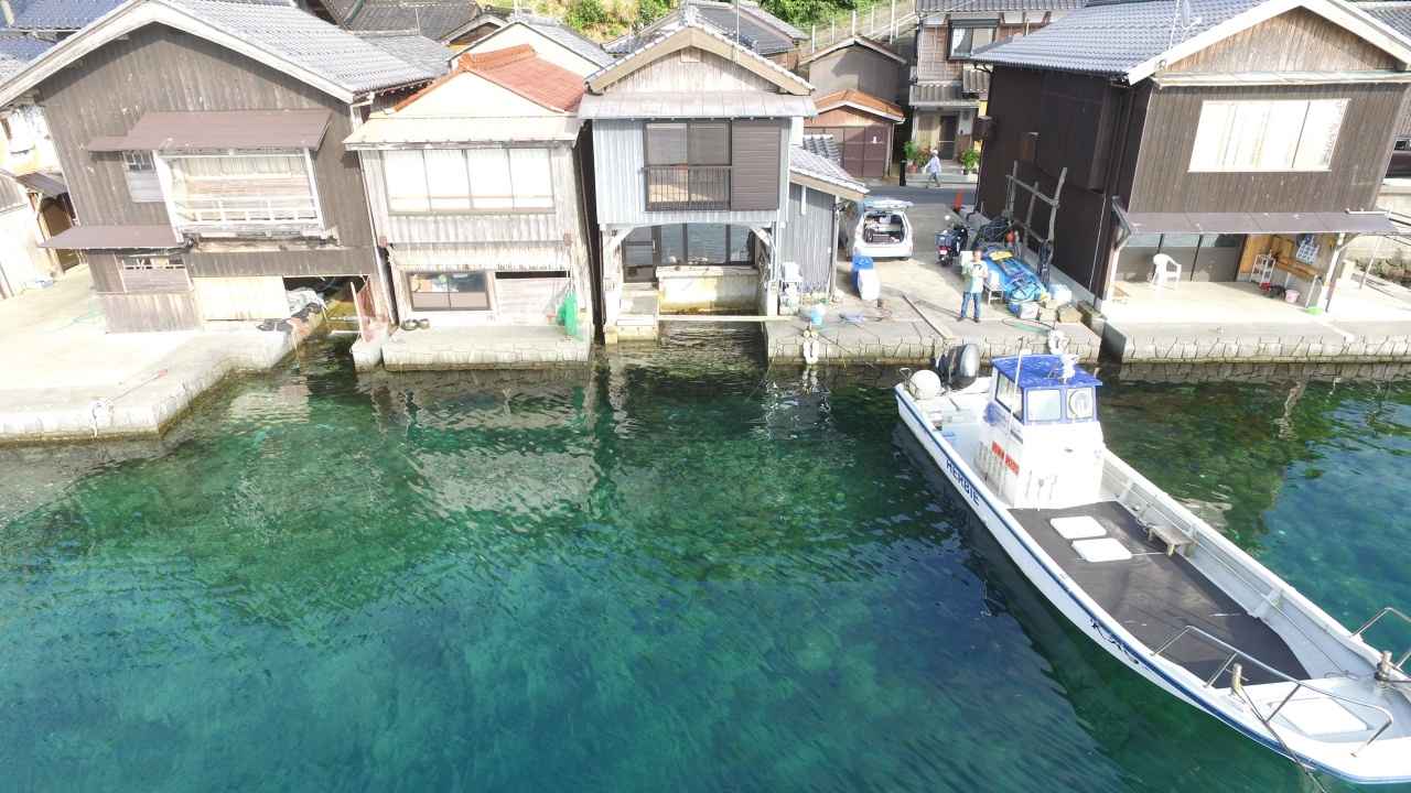 画像: 【京都】伊根の舟屋|波打ち際に並ぶノスタルジックな舟屋。静かな海の青に癒やされる