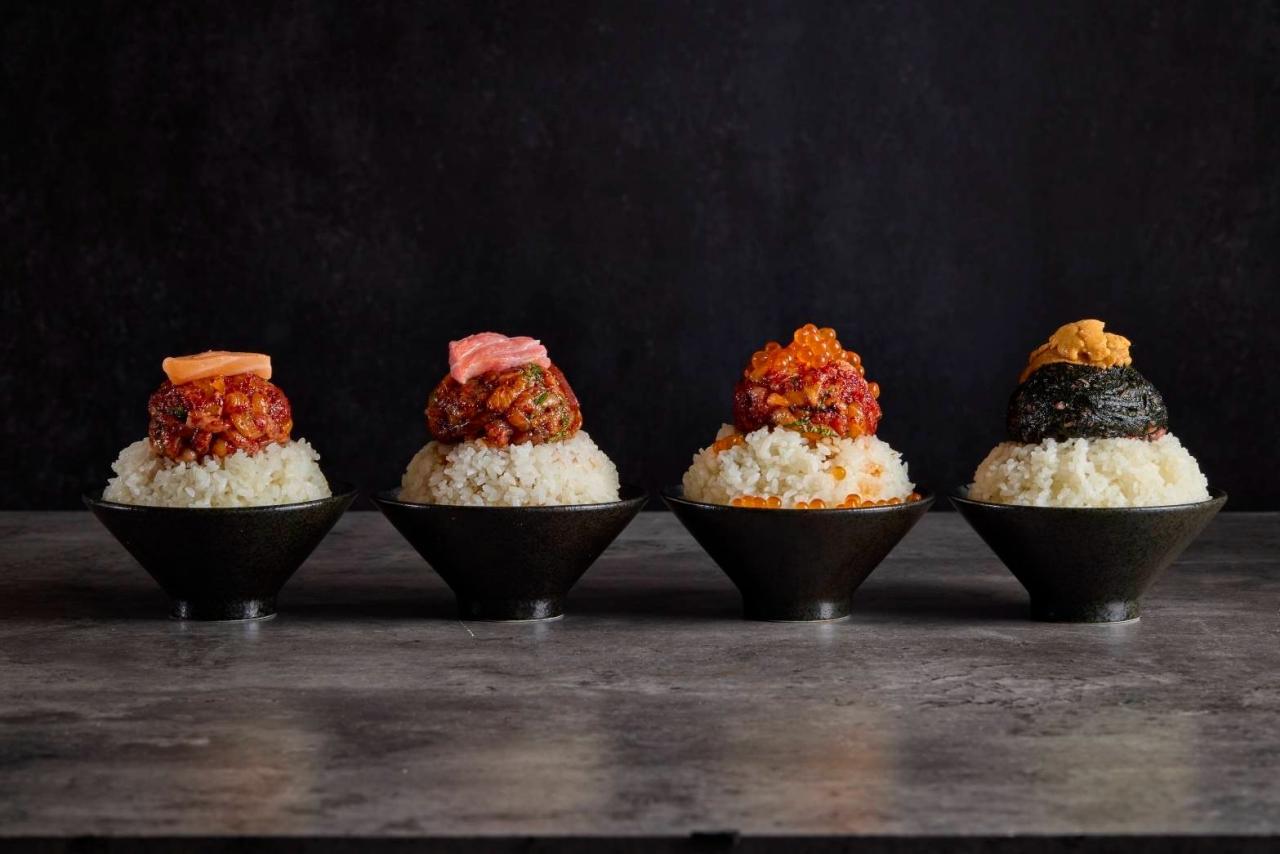 画像: 「牛と米」の「BAKUDAN丼」シリーズ 左から、「サーモンBAKUDAN丼」、「マグロBAKUDAN丼」、「いくらBAKUDAN丼」「うに&のりBAKUDAN丼」
