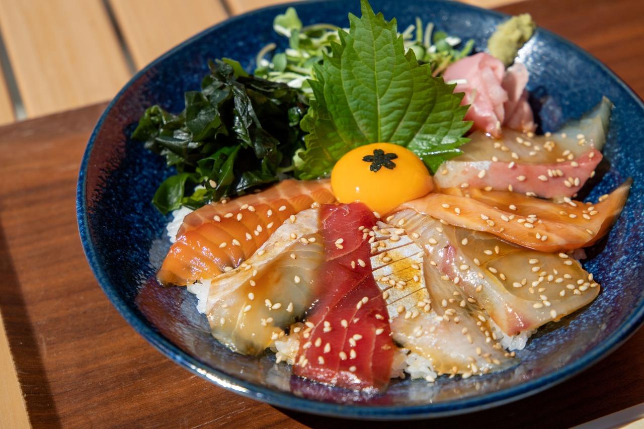 画像: 「HINOMARU」の「日の丸海鮮漬け丼」