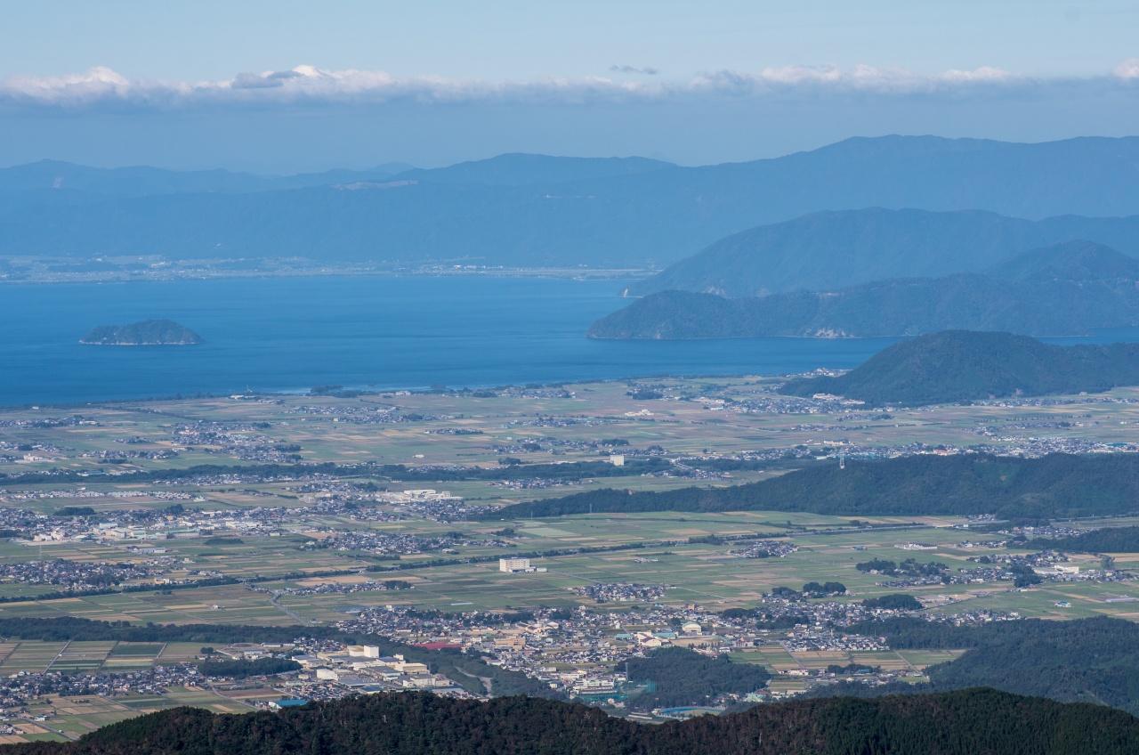 画像: 山頂駐車場から見る琵琶湖と竹生島