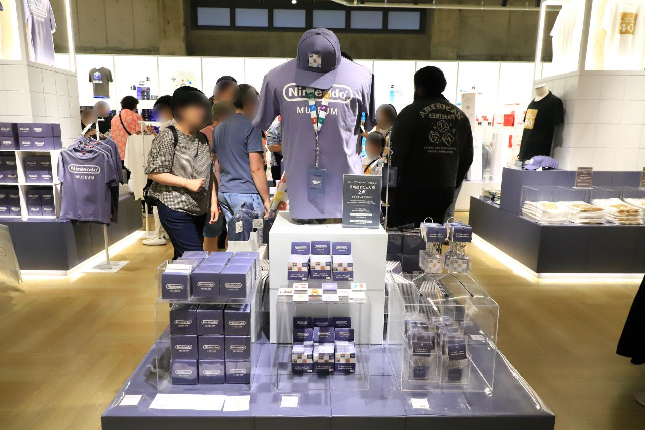 画像: ニンテンドーミュージアム限定グッズの一部。シックなグレーパープルのカラーがおしゃれ。