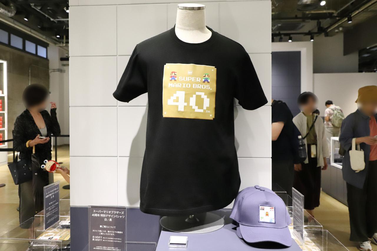 画像: 「40周年デザインTシャツ スーパーマリオブラザーズ 黒」5,500円。Size:130、S〜XXL。おひとり様2枚まで購入可能(同じサイズは選択不可)。