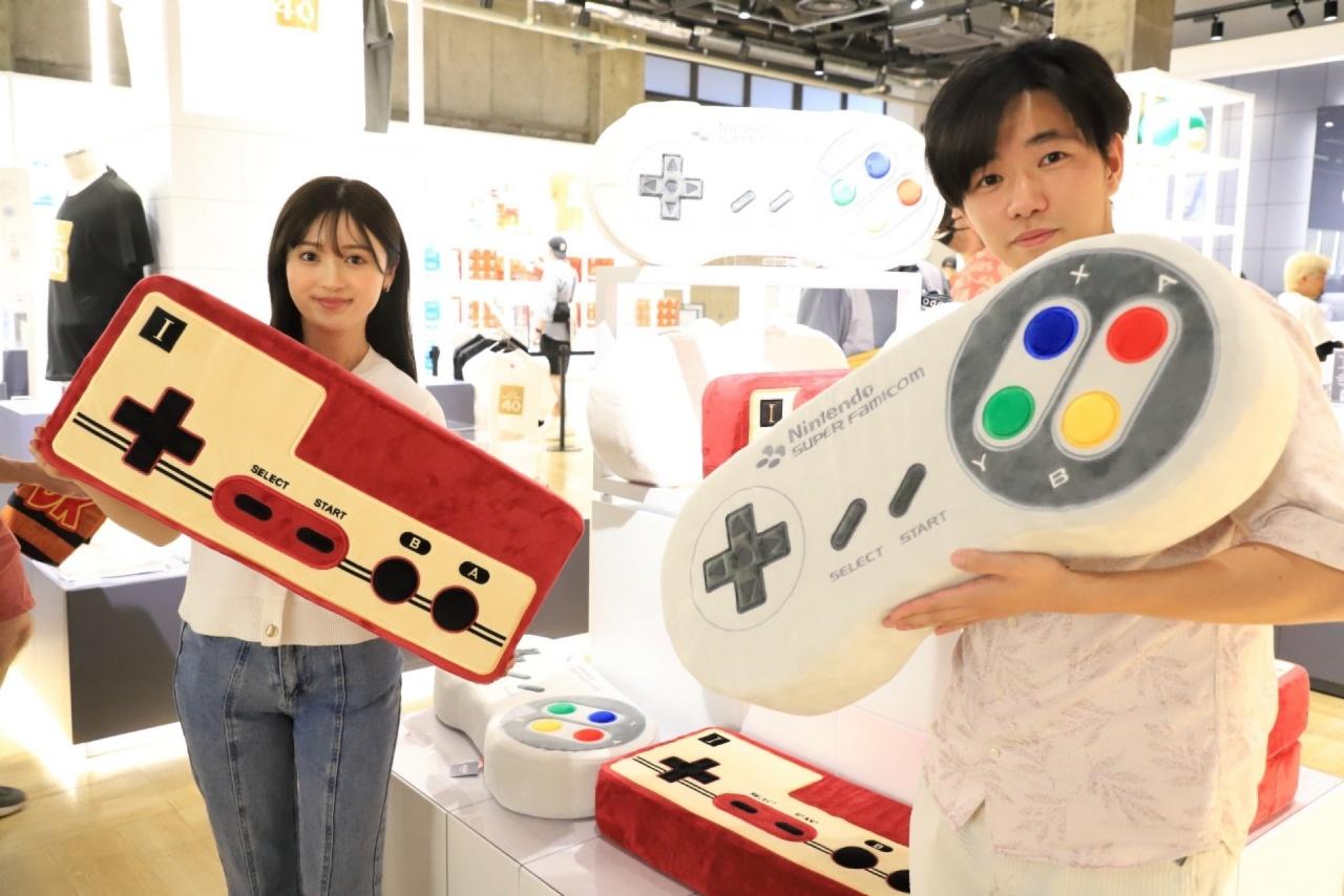 画像: 「巨大コントローラークッション」 各11,000円。NINTENDO 64のみ13,200円。おひとり様につき、4種類のクッションの中から1つまで購入可能。