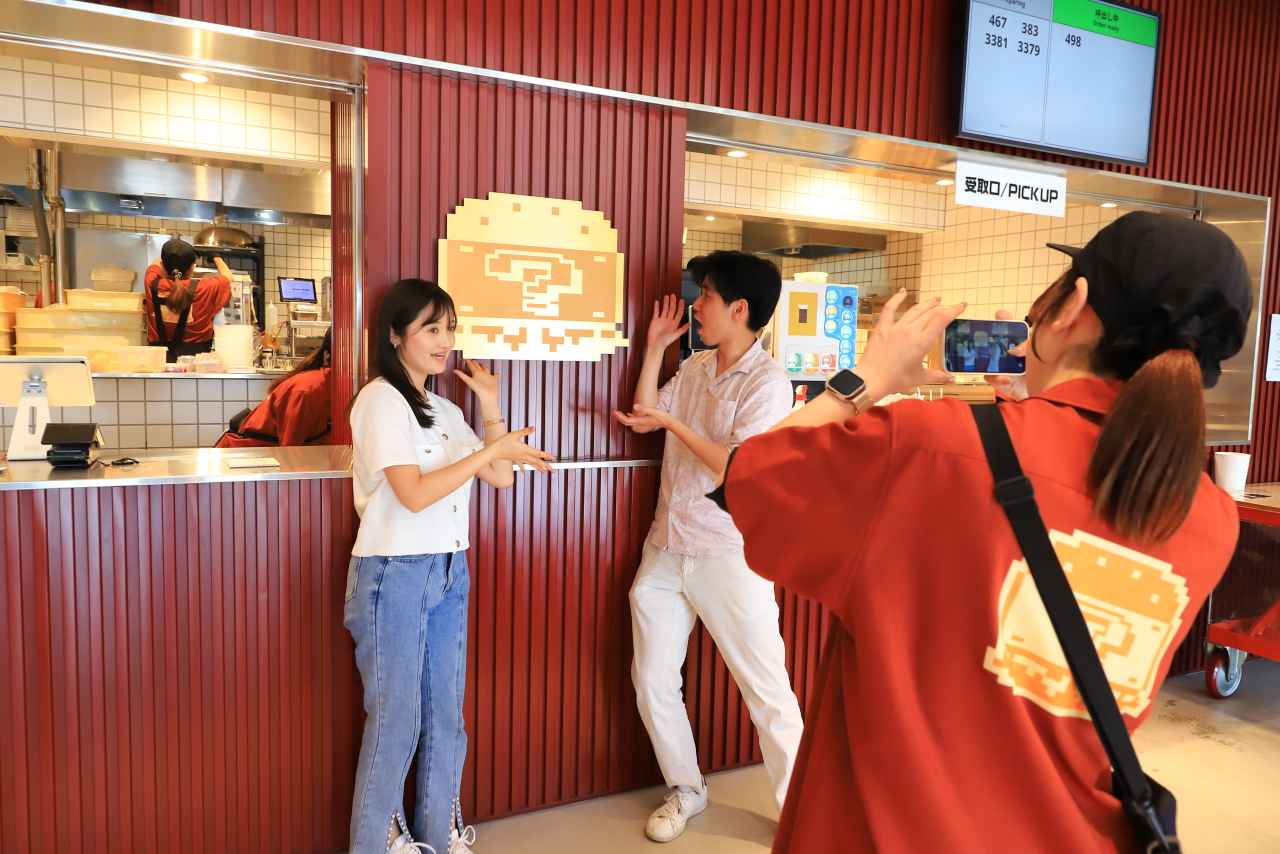 画像: 店内のスタッフの方が「お写真お撮りしましょうか?」と声をかけてくださり、記念撮影。こうした気配りもうれしいポイントです。