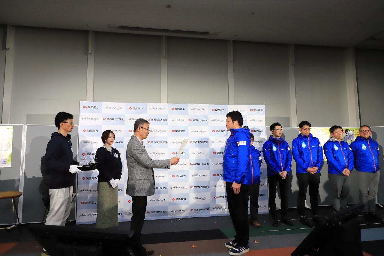 画像: 「ええやん！Day」で大賞を受賞し、表彰状を受け取る岩立さん。