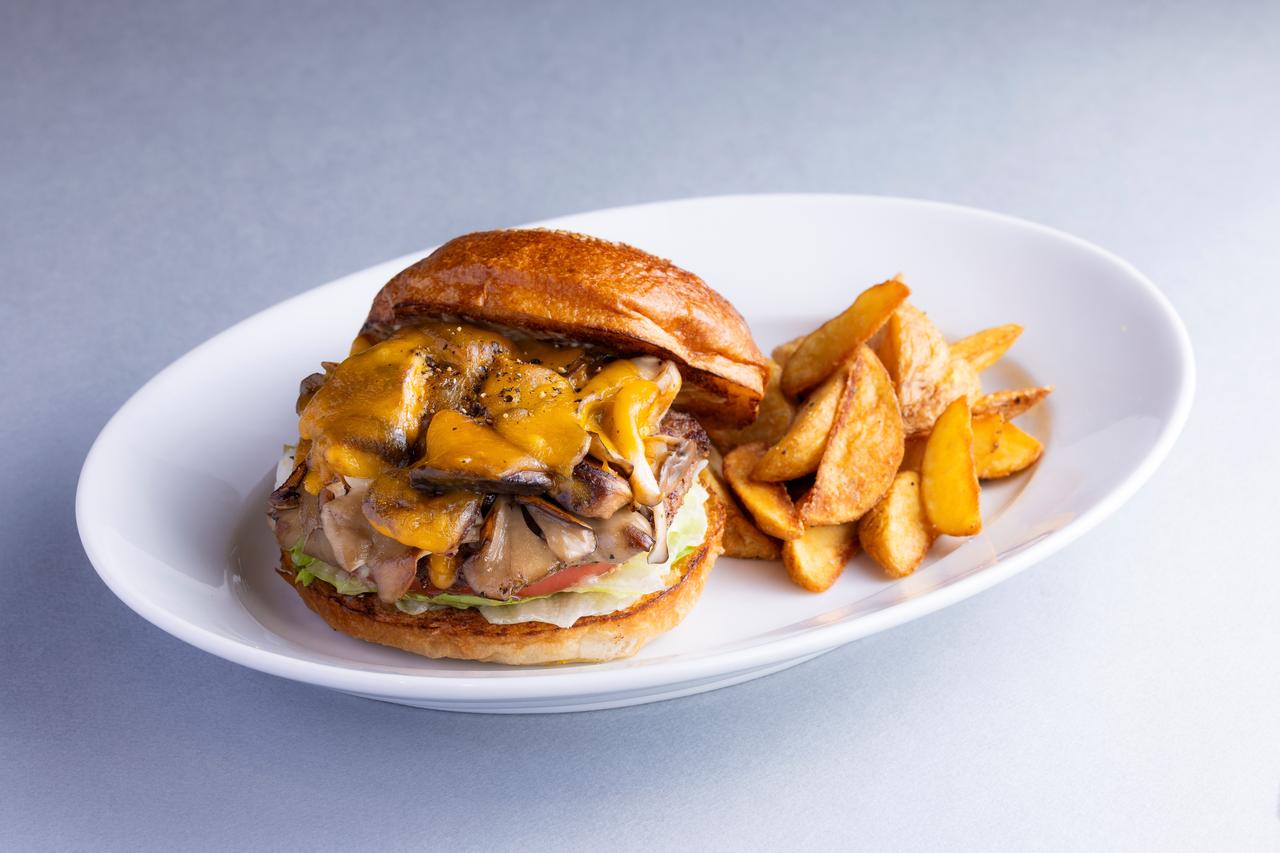 画像: 「CRITTERS BURGER」Mixきのこのスモークチーズバーガー