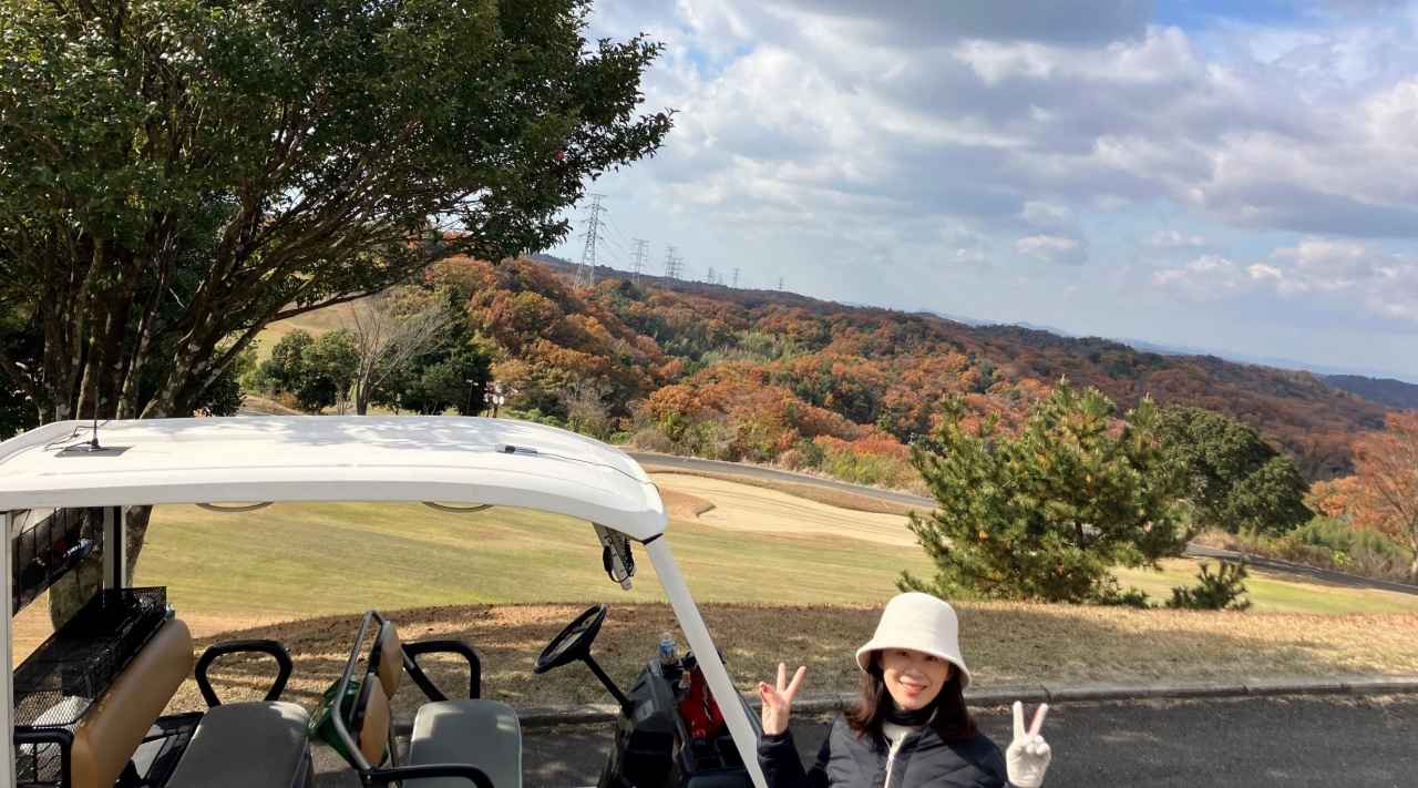 画像: 家族とゴルフコースを巡ったときの一枚。ちょうど紅葉が見頃を迎えており、四季折々の景色を楽しめるのもゴルフの魅力です。