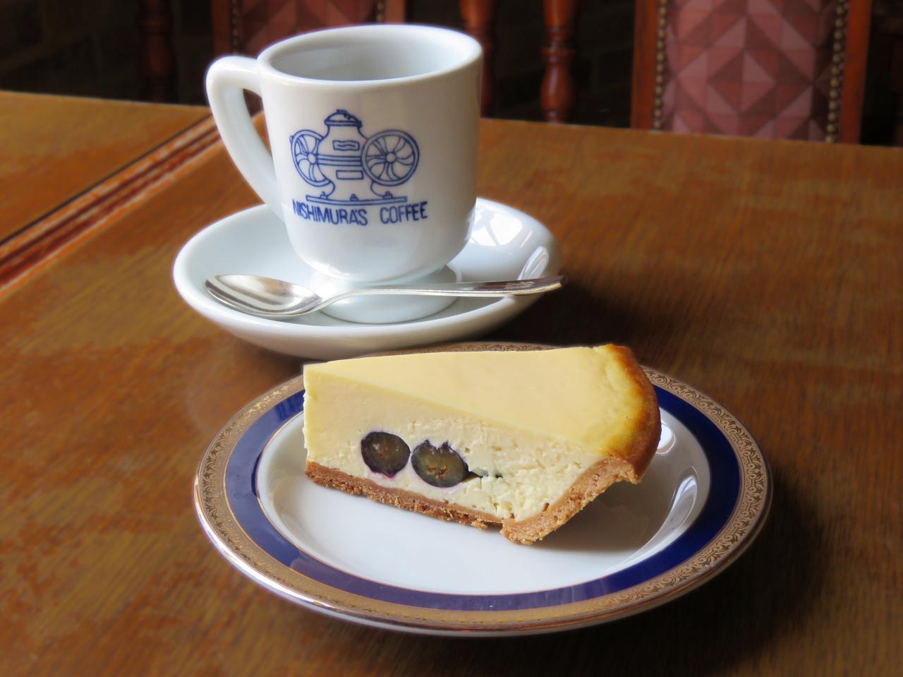 画像: ブレンドホットコーヒー・朝食セット（奥：サラダセット　手前：フルーツセット）・ケーキセット（ケーキ名：ケーゼクーヘン）