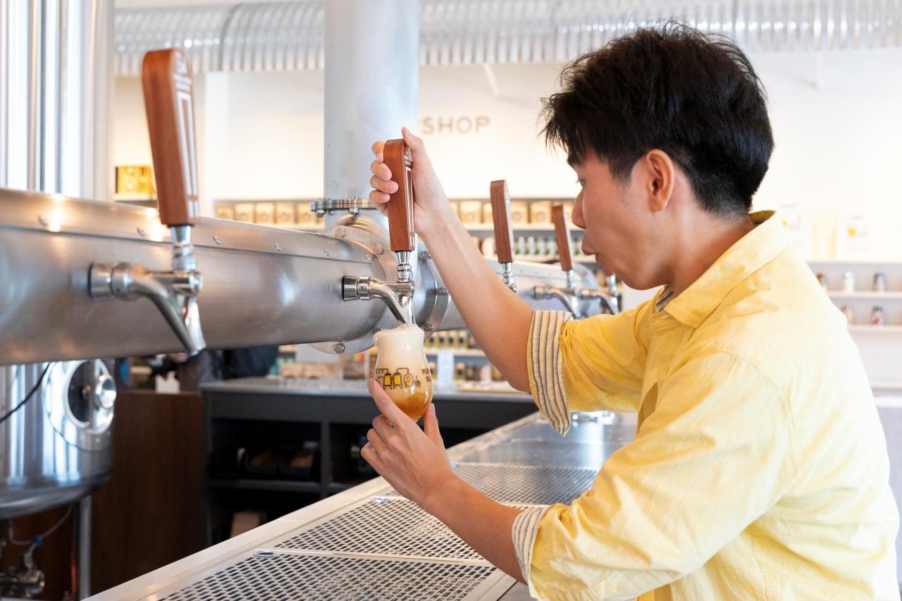 画像: あふれてしまったビール。ビールを上手に注ぐのは意外と難しい!