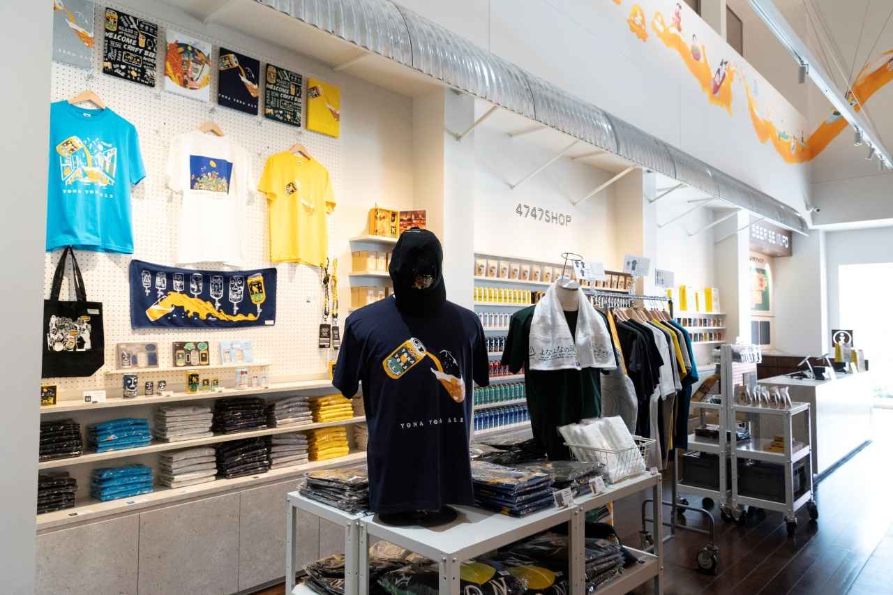 画像: 限定Tシャツや限定グッズが並ぶ「4747SHOP」