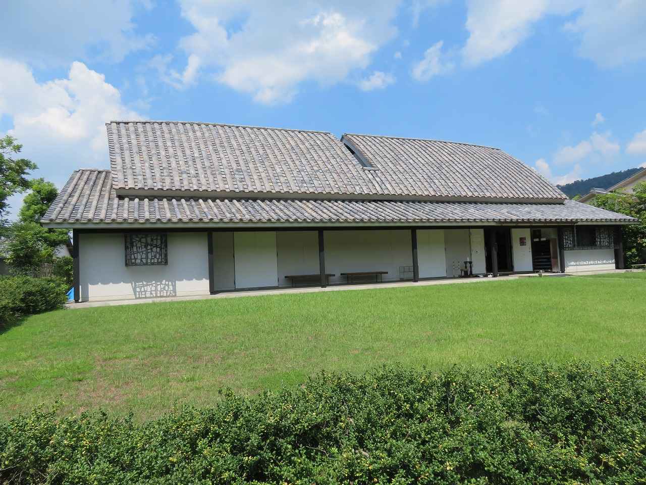 画像: 園内に併設された「寧楽美術館」では東アジアの古美術が展示されています
