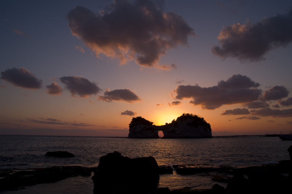 画像2: 円月島｜ 旅の締めくくりは、夕日に染まる円月島へ