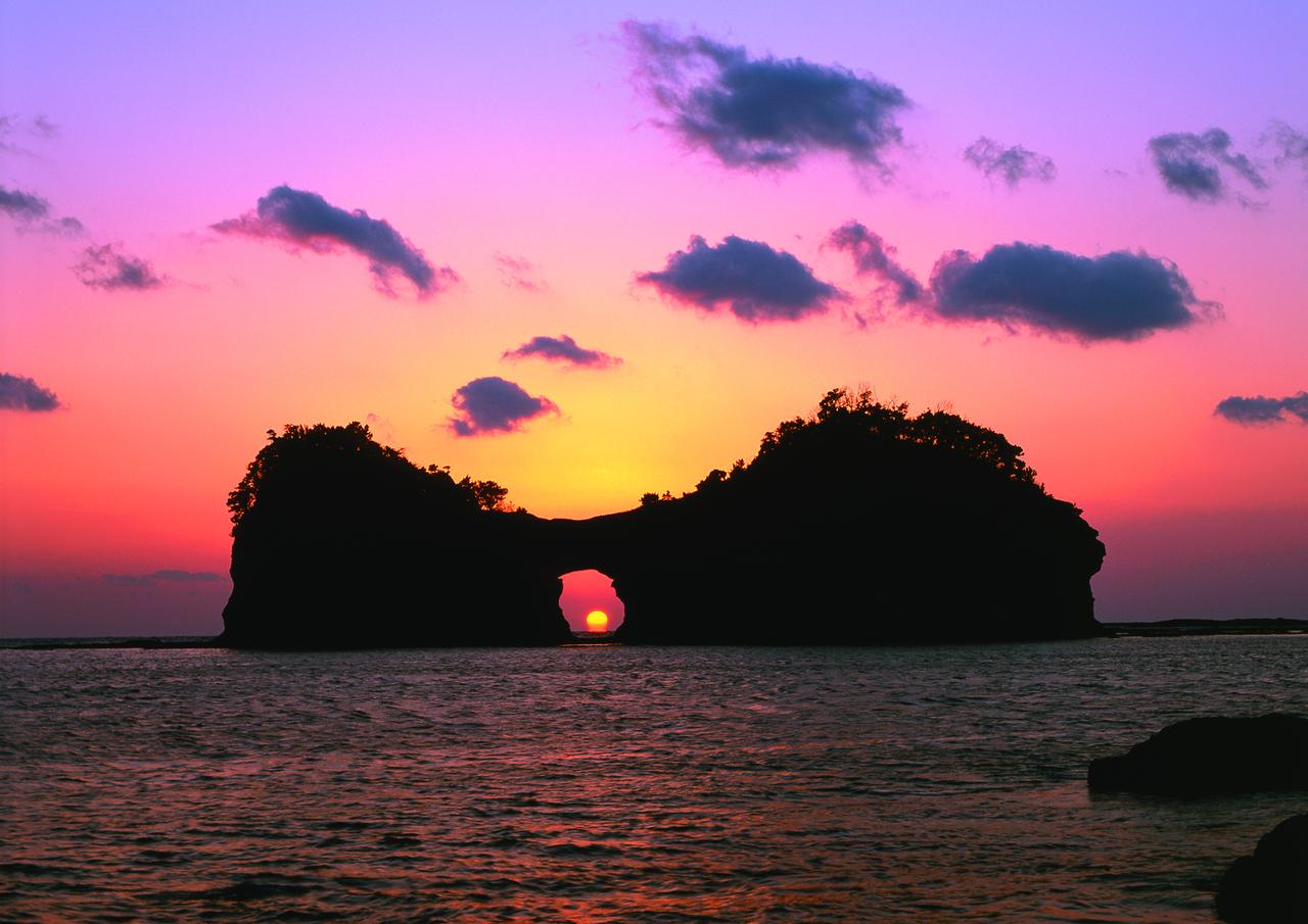 画像3: 円月島｜ 旅の締めくくりは、夕日に染まる円月島へ