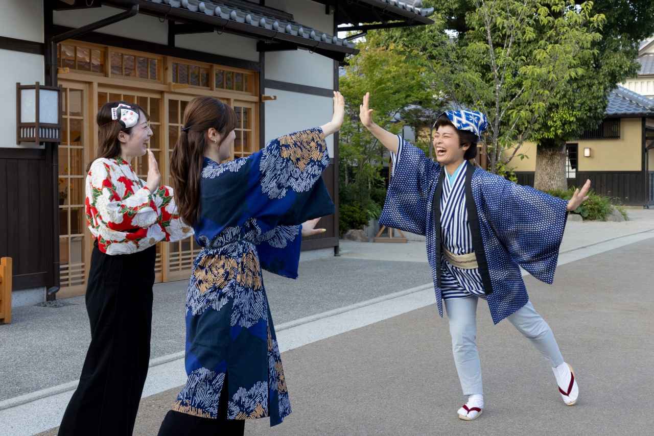 画像: 村内を歩いていると、時代劇衣装に身を包んだ扮装案内人に遭遇!