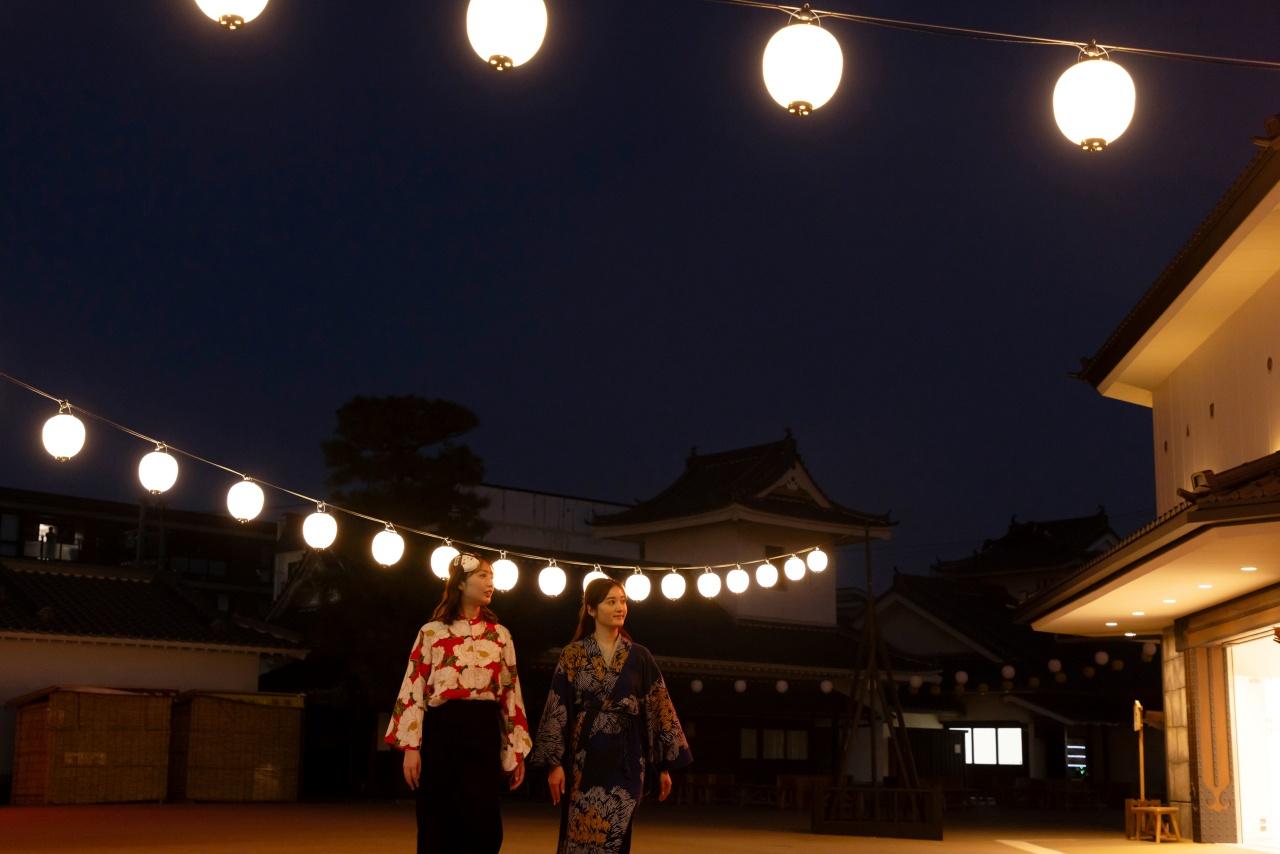 画像: 【NEW】提灯に灯る、幻想的な夜の町並み