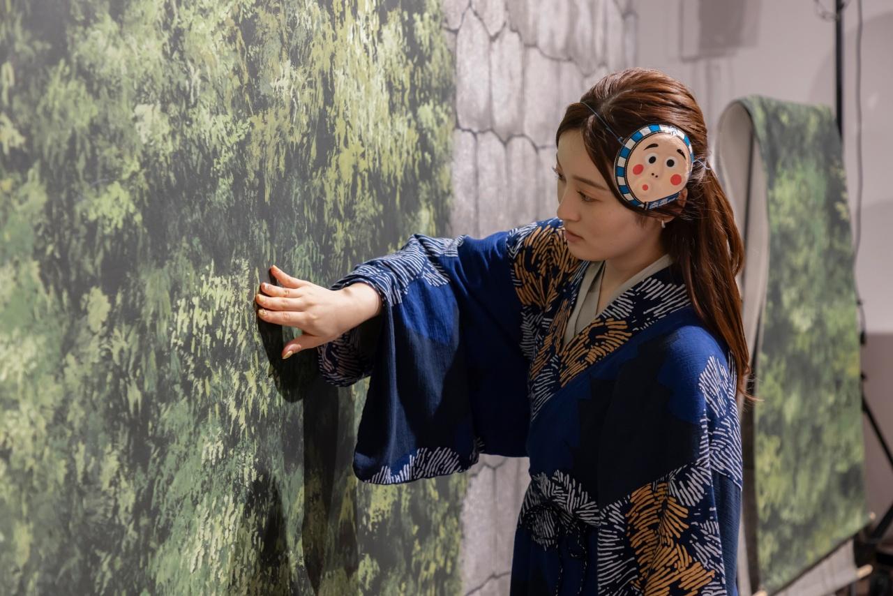 画像: デジタルがない時代、手描きで描かれた時代劇の背景画。撮影時に自然に見えるよう光や影を想定し、遠近感を計算して描くなどの職人技が詰め込まれています。