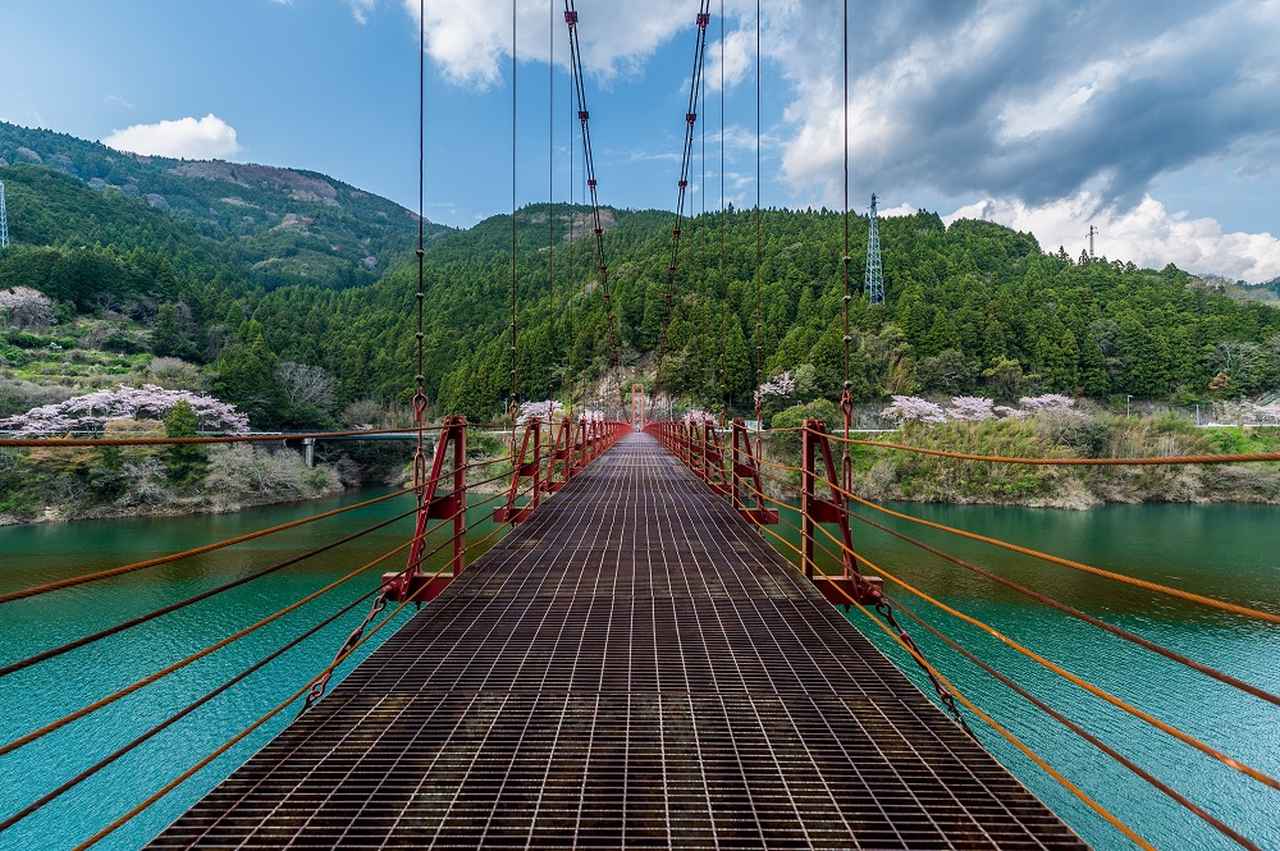 画像3: 蔵王橋｜スリル満点！エメラルドグリーンのダム湖に架かる天空の吊り橋