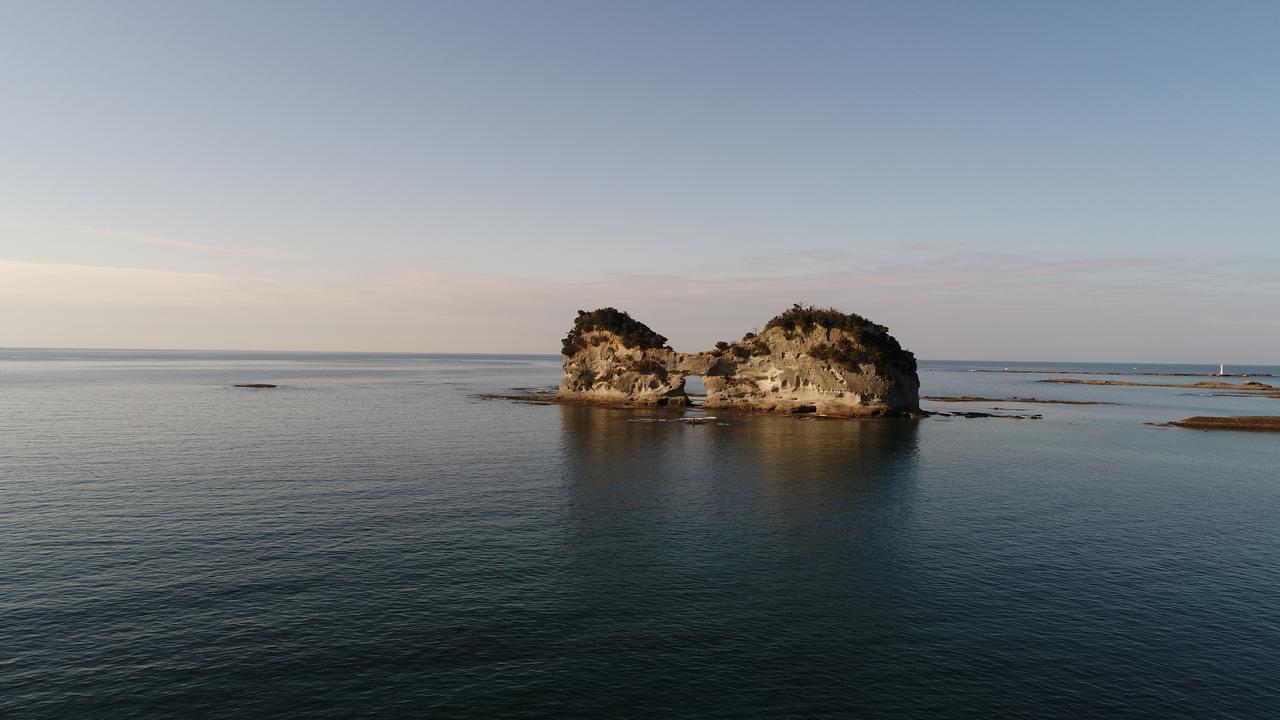 画像1: 円月島｜ 旅の締めくくりは、夕日に染まる円月島へ