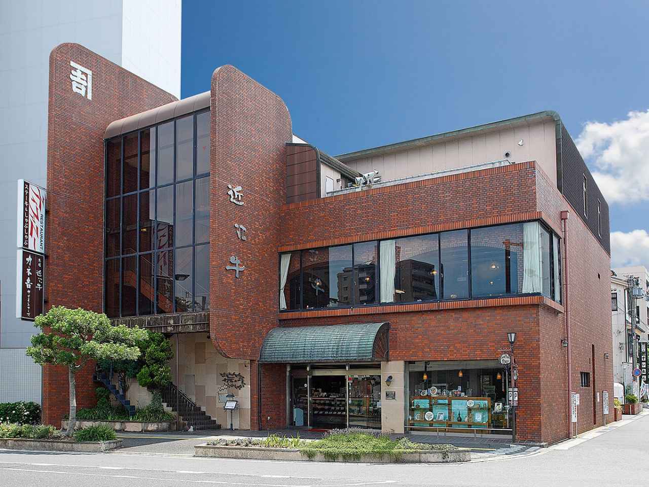 画像: 近江牛入りのカリほく揚げたて「コロッケ」｜カネ吉山本 本店