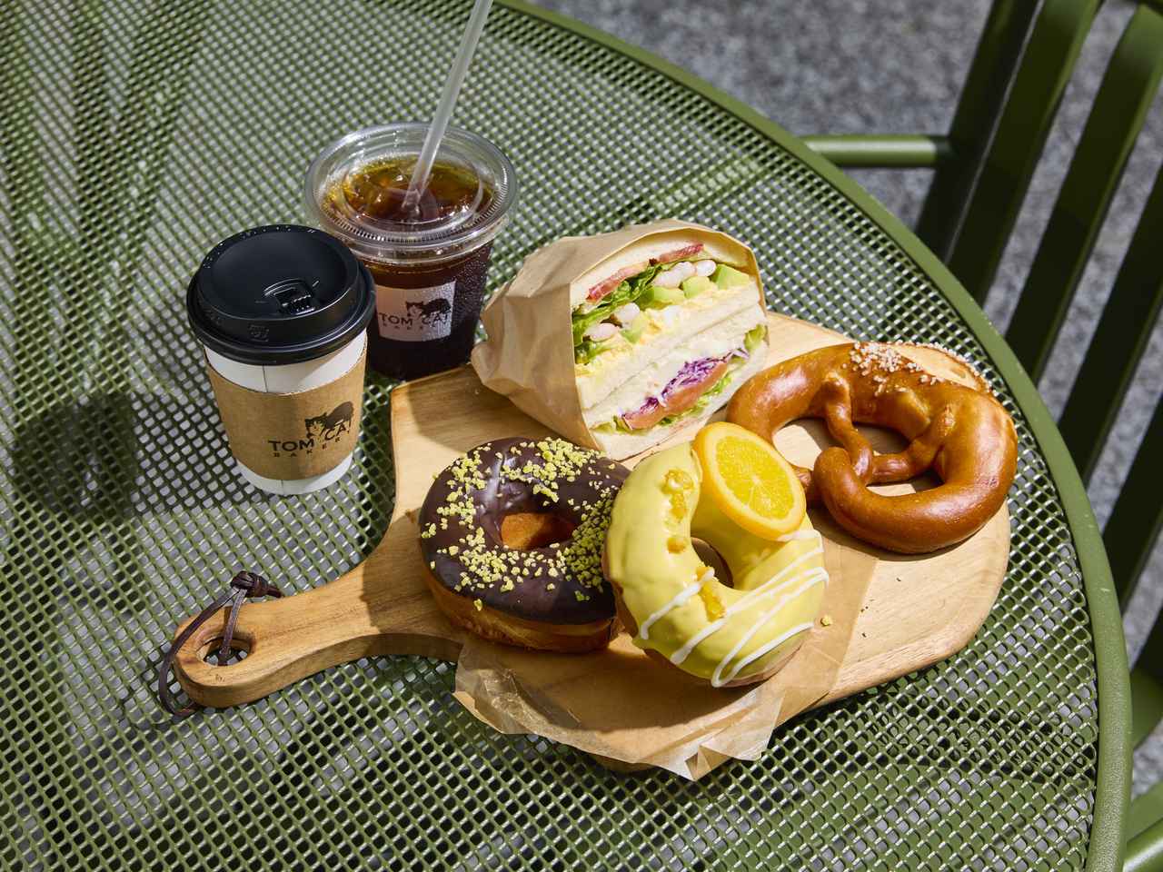 画像: 「TOMCAT BAKERY」アボカドシュリンプ&サーモン(1個)760円、キャットプレッツェル(1個)330円、レモン&オレンジドーナツ(1個)330円、チョコレートクランブルドーナツ(1個)320円、コーヒー(ホット・アイス、1杯)各410円