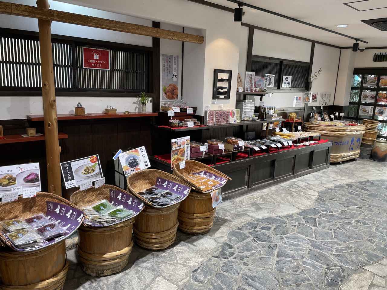 画像: おつけもの処 たつみ石切店|旬の味を気軽に!串きゅうり・ミニ大根串