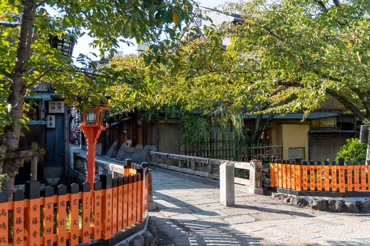 画像1: 祇園白川 巽橋｜柳と町家が連なる石畳の川辺