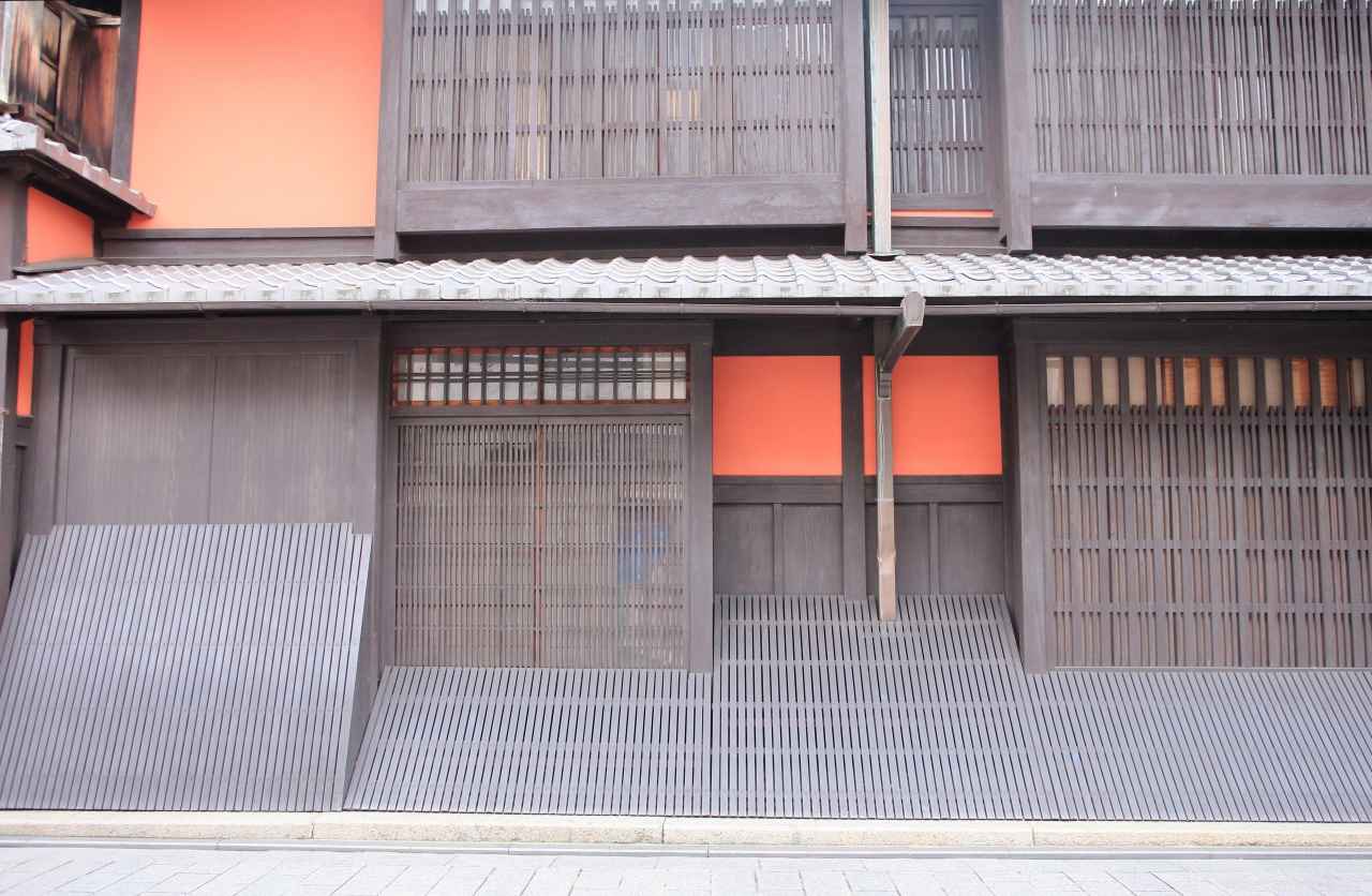 画像2: 花見小路通｜お茶屋の紅殻格子が続く花街のメインストリート