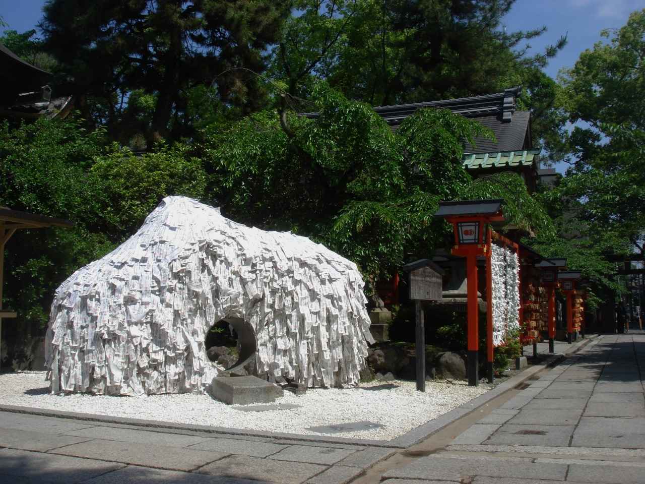 画像2: 安井金比羅宮｜お札に覆われた縁切り縁結び碑をくぐる